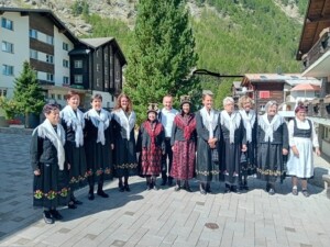 15. August 2025 – Tragen den Sonntagstracht