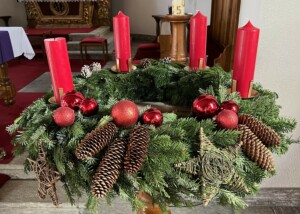 Schmücken der Kirche im Advent in Saas-Almagell